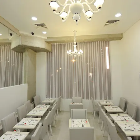 فندق Kyriad Prestige Centre Del Mon 4*